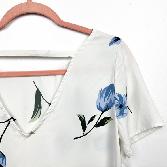 Dynamite Short Sleeve White & Blue Floral Top - Picture 5 of 8